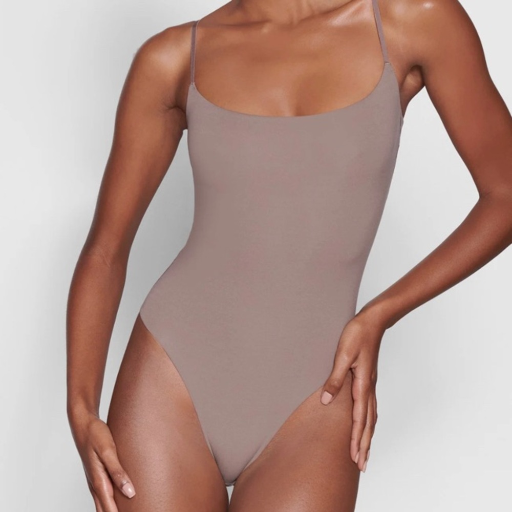 SKIMS // FITS EVERYBODY // CAMI BODYSUIT // UMBER // XS